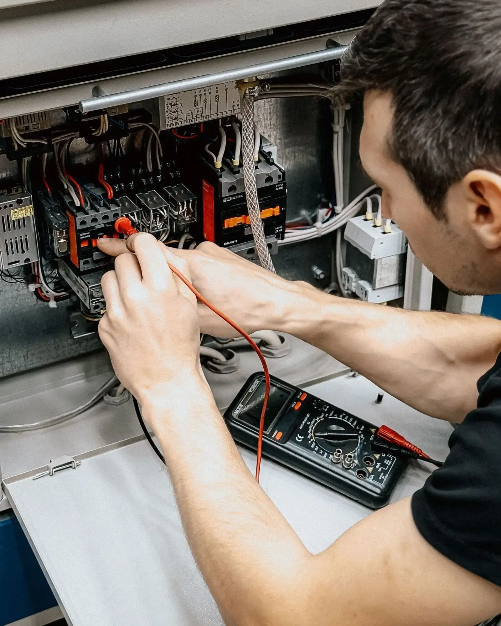Il furgone e il team dell'elettricista al lavoro